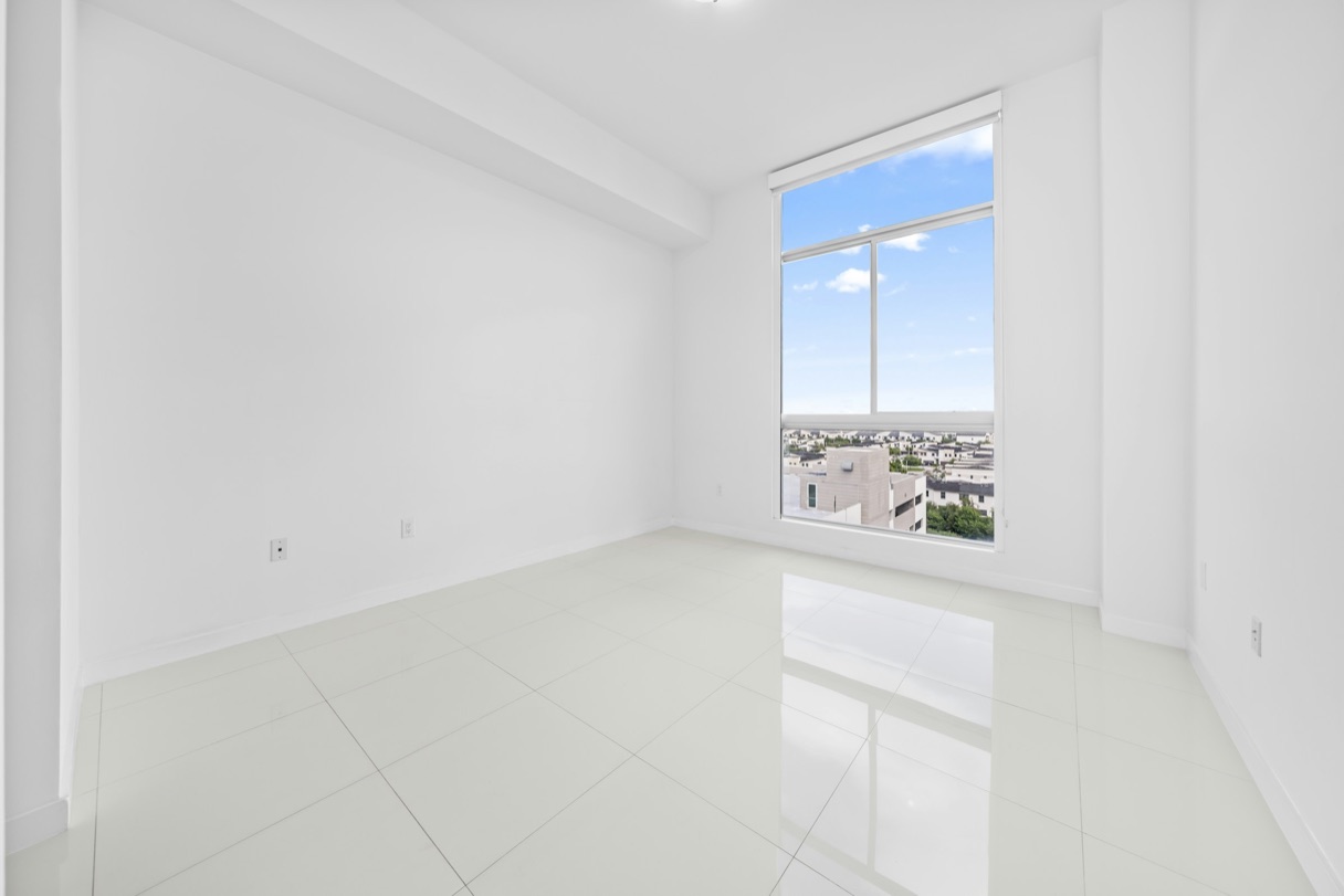 Empty room before virtual staging